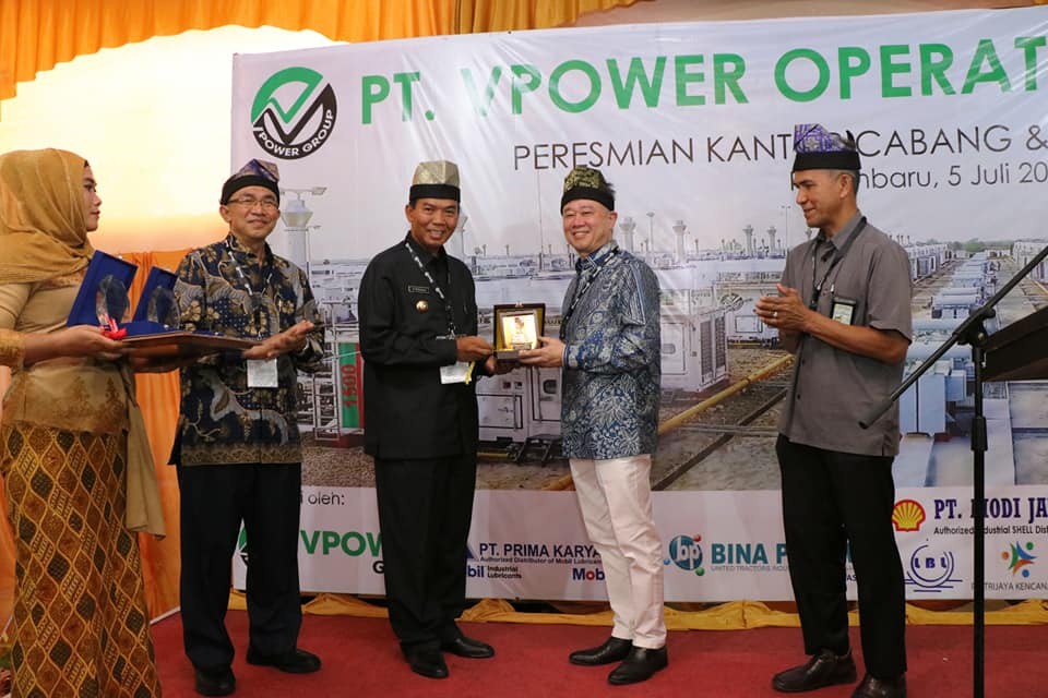 1532919912-RiauBertuah co-Wali Kota Pekanbaru, Dr  H  Firdaus, ST, MT saat pendirian kantor perusahaan listrik PT V-Power Operation Service