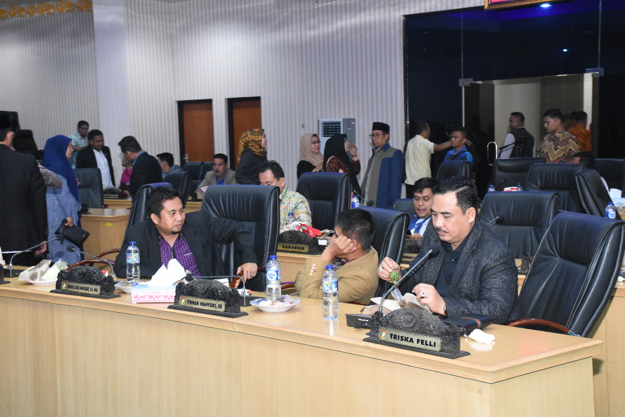 1543303302-RiauBertuah co-Anggota DPRd Kampar Saat Mengikuti Sidang Pariprna