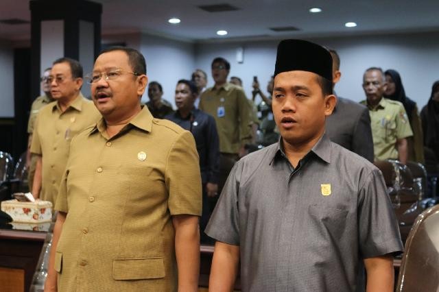 1564805110-RiauBertuah co-Anggota DPRD Pekanbaru nyanyikan Lagu Indonesia Raya