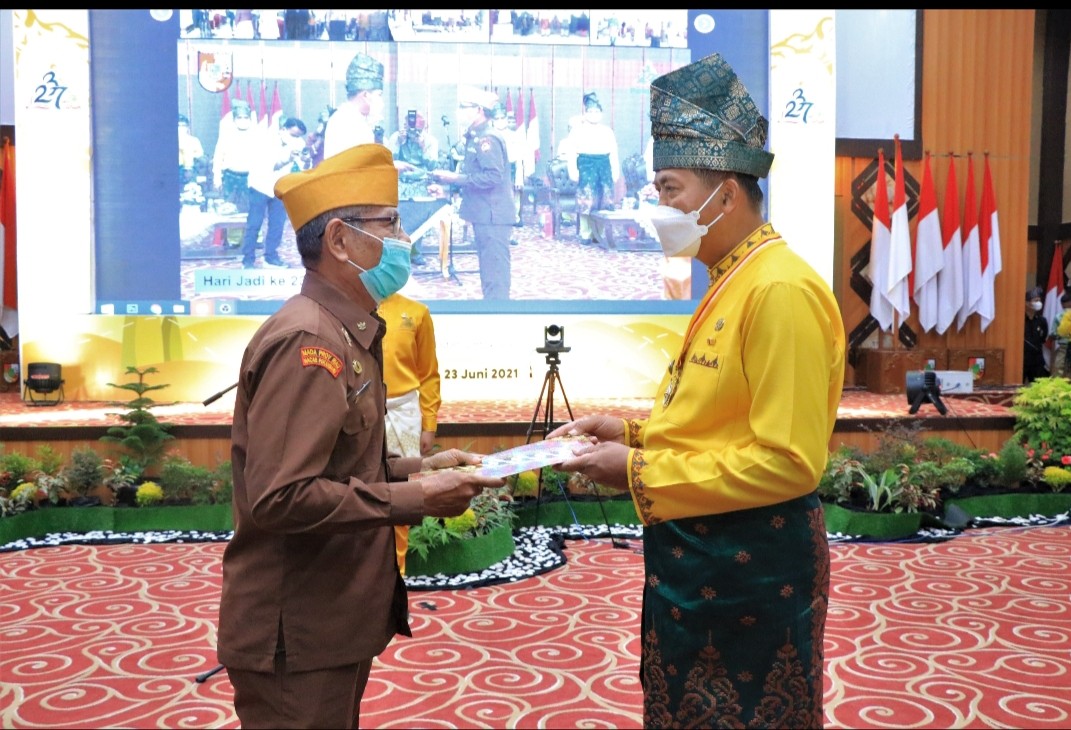 1624941063-RiauBertuah co-walikota pekanbaru serahkan penghargaan kepada veteran